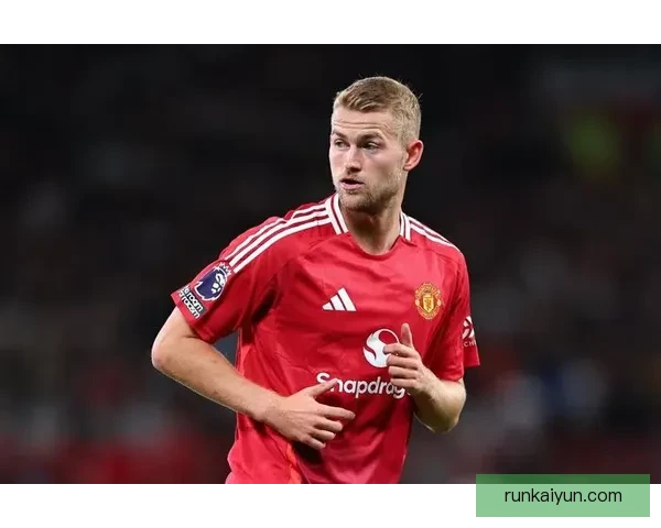 德里赫特在本赛季的比赛中展现出显著的影响力，防守表现持续提升。